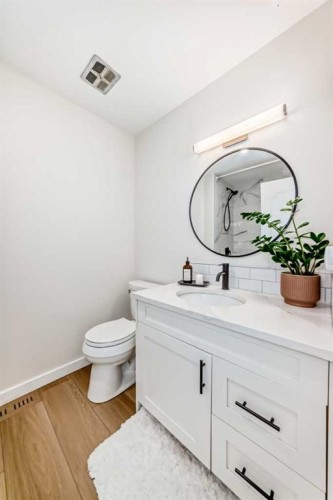 9611 Palisan Place Sw, Calgary, AB - Indoor Photo Showing Bathroom