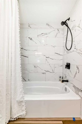 9611 Palisan Place Sw, Calgary, AB - Indoor Photo Showing Bathroom