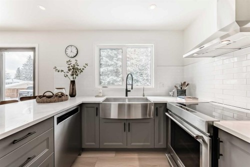 9611 Palisan Place Sw, Calgary, AB - Indoor Photo Showing Kitchen With Upgraded Kitchen