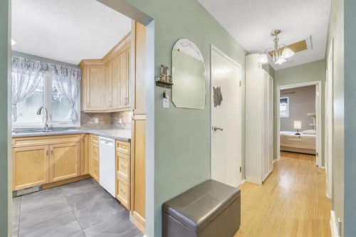 712 Kingsmere Crescent Sw, Calgary, AB - Indoor Photo Showing Kitchen With Double Sink