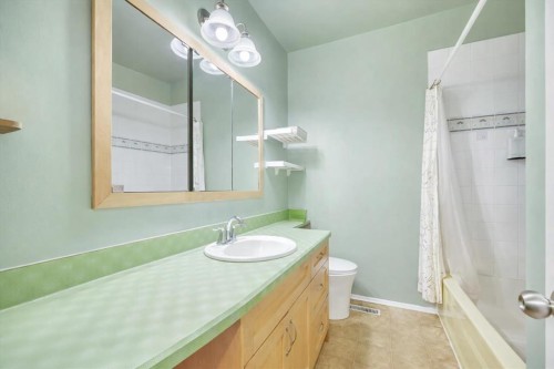 712 Kingsmere Crescent Sw, Calgary, AB - Indoor Photo Showing Bathroom