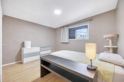 712 Kingsmere Crescent Sw, Calgary, AB - Indoor Photo Showing Bedroom