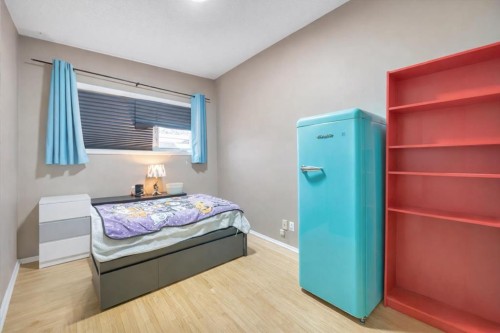 712 Kingsmere Crescent Sw, Calgary, AB - Indoor Photo Showing Bedroom