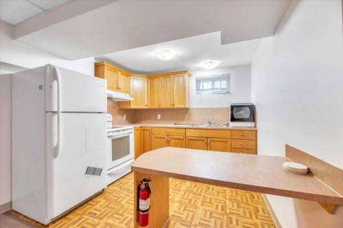 712 Kingsmere Crescent Sw, Calgary, AB - Indoor Photo Showing Kitchen With Double Sink
