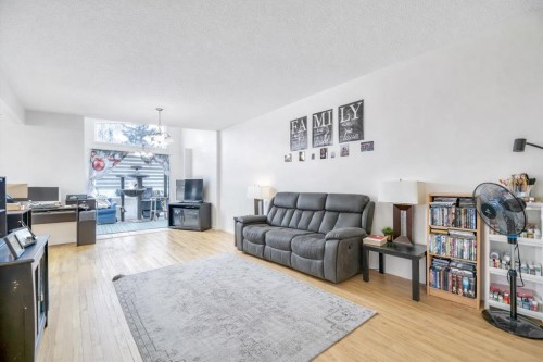 712 Kingsmere Crescent Sw, Calgary, AB - Indoor Photo Showing Living Room