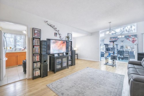 712 Kingsmere Crescent Sw, Calgary, AB - Indoor Photo Showing Living Room