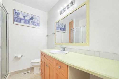 712 Kingsmere Crescent Sw, Calgary, AB - Indoor Photo Showing Bathroom