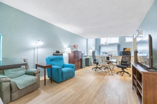 712 Kingsmere Crescent Sw, Calgary, AB - Indoor Photo Showing Living Room