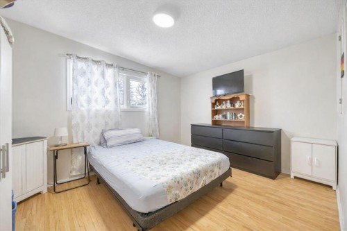 712 Kingsmere Crescent Sw, Calgary, AB - Indoor Photo Showing Bedroom