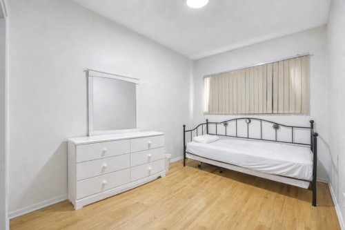 712 Kingsmere Crescent Sw, Calgary, AB - Indoor Photo Showing Bedroom