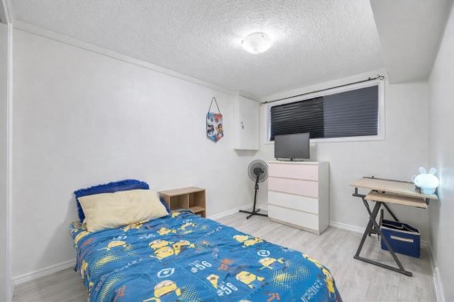 712 Kingsmere Crescent Sw, Calgary, AB - Indoor Photo Showing Bedroom