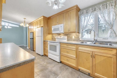 712 Kingsmere Crescent Sw, Calgary, AB - Indoor Photo Showing Kitchen With Double Sink