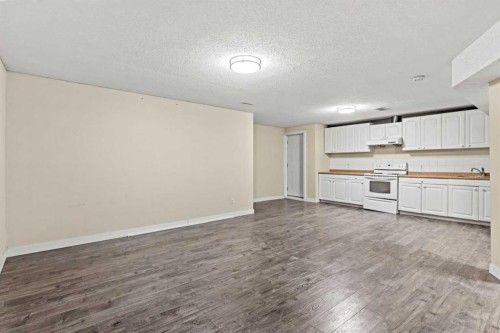138 Saddlecrest Park Ne, Calgary, AB - Indoor Photo Showing Kitchen