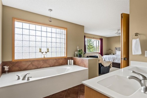 120 Simcoe Close Sw, Calgary, AB - Indoor Photo Showing Bathroom