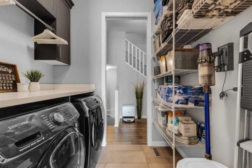 1195 Cranbrook Gardens Se, Calgary, AB - Indoor Photo Showing Laundry Room