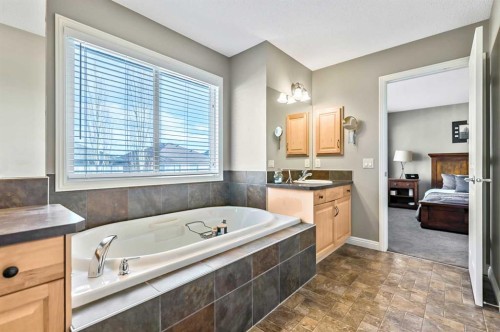 356 Everstone Drive Sw, Calgary, AB - Indoor Photo Showing Bathroom