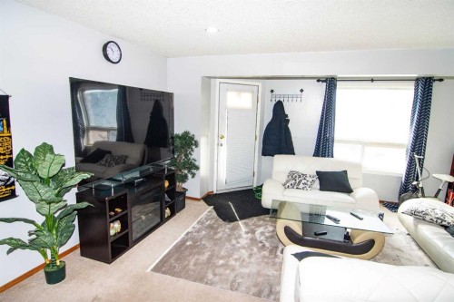 47 Anaheim Crescent, Calgary, AB - Indoor Photo Showing Other Room