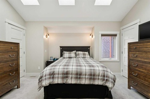 1013 19 Avenue Se, Calgary, AB - Indoor Photo Showing Bedroom