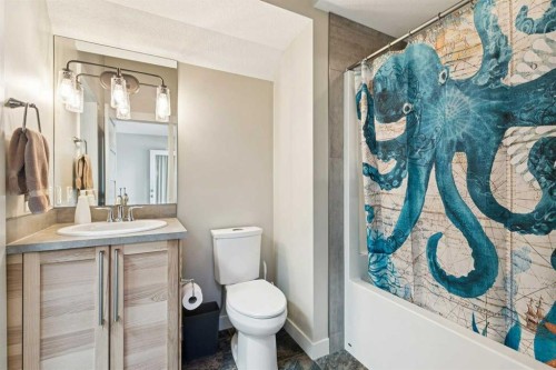 1013 19 Avenue Se, Calgary, AB - Indoor Photo Showing Bathroom