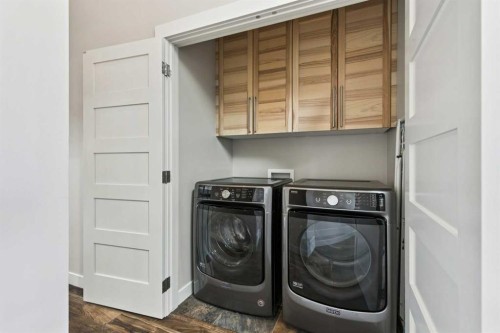1013 19 Avenue Se, Calgary, AB - Indoor Photo Showing Laundry Room