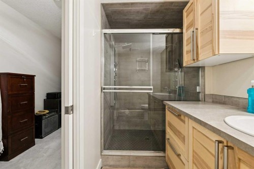 1013 19 Avenue Se, Calgary, AB - Indoor Photo Showing Bathroom