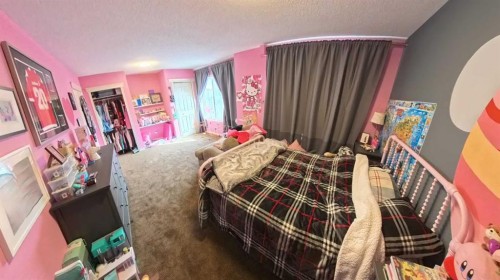 466 Cimarron Boulevard, Okotoks, AB - Indoor Photo Showing Bedroom