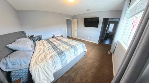 466 Cimarron Boulevard, Okotoks, AB - Indoor Photo Showing Bedroom