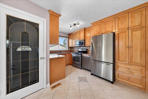 215 Pinegrove Close Ne, Calgary, AB - Indoor Photo Showing Kitchen