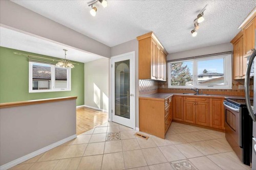 215 Pinegrove Close Ne, Calgary, AB - Indoor Photo Showing Kitchen