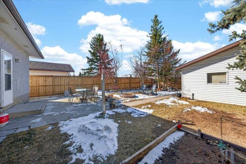 215 Pinegrove Close Ne, Calgary, AB - Outdoor