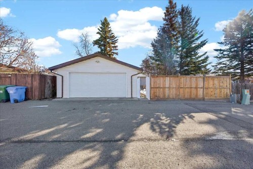 215 Pinegrove Close Ne, Calgary, AB - Outdoor