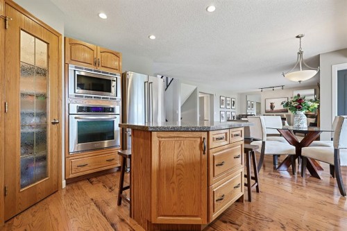 33 Sunset Crescent, Okotoks, AB - Indoor Photo Showing Kitchen