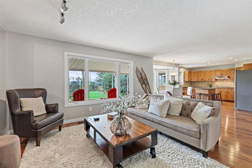 33 Sunset Crescent, Okotoks, AB - Indoor Photo Showing Living Room