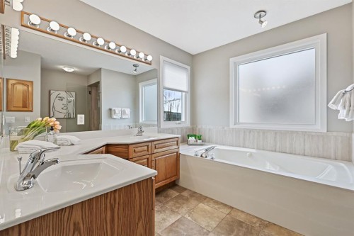 33 Sunset Crescent, Okotoks, AB - Indoor Photo Showing Bathroom