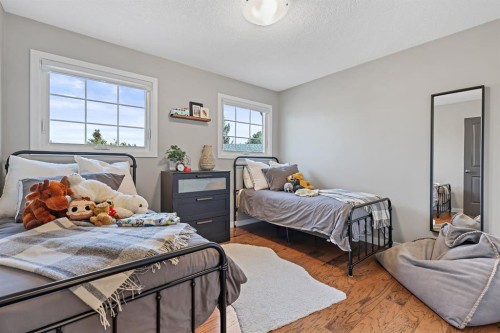 33 Sunset Crescent, Okotoks, AB - Indoor Photo Showing Bedroom