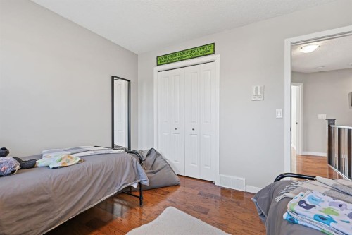33 Sunset Crescent, Okotoks, AB - Indoor Photo Showing Bedroom