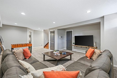 33 Sunset Crescent, Okotoks, AB - Indoor Photo Showing Living Room