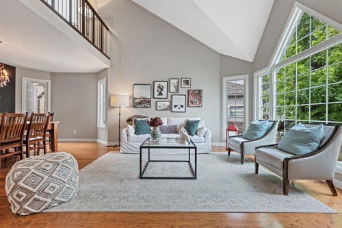 33 Sunset Crescent, Okotoks, AB - Indoor Photo Showing Living Room