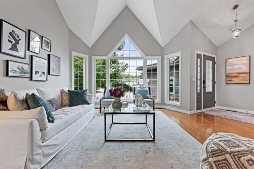 33 Sunset Crescent, Okotoks, AB - Indoor Photo Showing Living Room