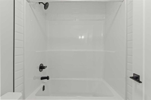 467 Kinniburgh Loop, Chestermere, AB - Indoor Photo Showing Bathroom