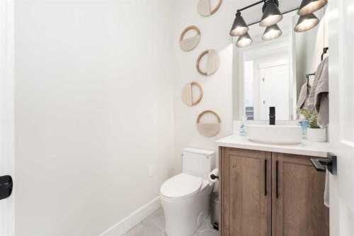524 Waterford Grove, Chestermere, AB - Indoor Photo Showing Bathroom