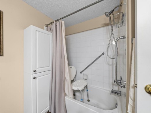 3208 Millrise Point Sw, Calgary, AB - Indoor Photo Showing Bathroom