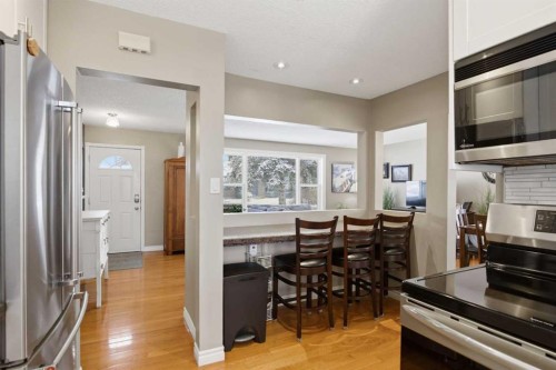 527 Athlone Road Se, Calgary, AB - Indoor Photo Showing Kitchen
