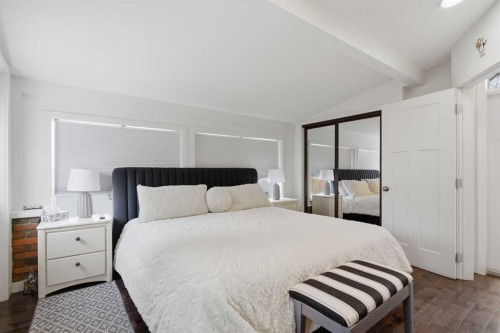 527 Athlone Road Se, Calgary, AB - Indoor Photo Showing Bedroom