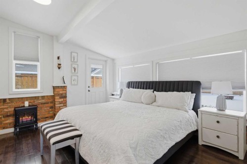 527 Athlone Road Se, Calgary, AB - Indoor Photo Showing Bedroom