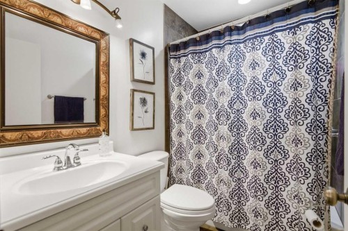 527 Athlone Road Se, Calgary, AB - Indoor Photo Showing Bathroom