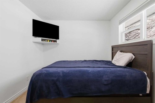 527 Athlone Road Se, Calgary, AB - Indoor Photo Showing Bedroom