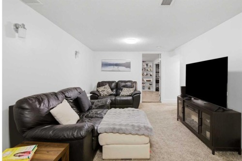 527 Athlone Road Se, Calgary, AB - Indoor Photo Showing Living Room