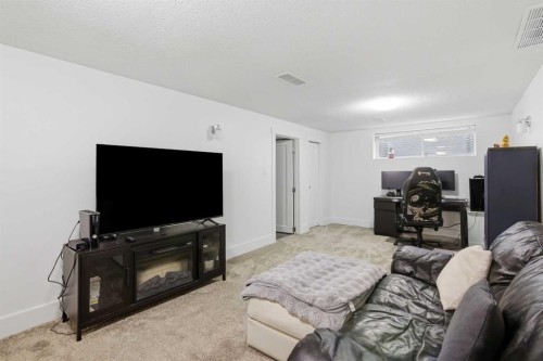 527 Athlone Road Se, Calgary, AB - Indoor Photo Showing Living Room