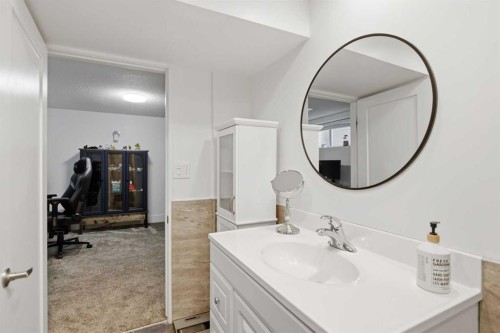 527 Athlone Road Se, Calgary, AB - Indoor Photo Showing Bathroom